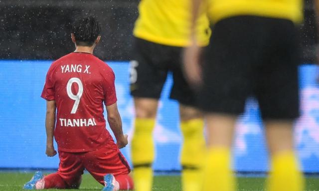 德甲法兰克福补时争议任意球绝杀狼堡终结四连胜登顶引热议